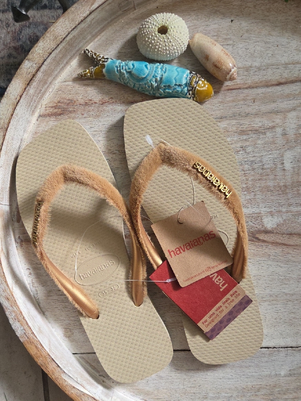 Havaianas Beige Flip Flops with Gold Accent New With Tag
